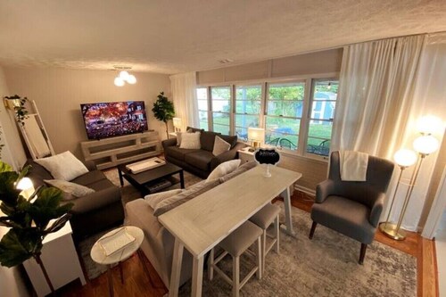 Athens Heavenly Haven, Pristine 4 BR, King Suite, Sleeps 11, fenced yard+grill