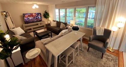 Athens Heavenly Haven, Pristine 4 BR, King Suite, Sleeps 11, fenced yard+grill