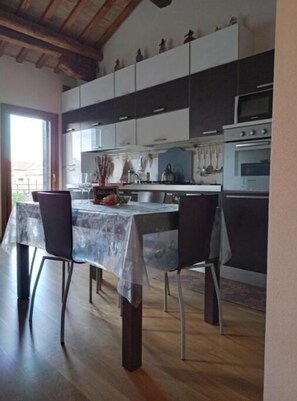 Fridge, microwave, oven, stovetop - The House of Blue -Cocooned in the heart of Padua (Padova)