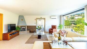 Una Smart TV, una chimenea, un reproductor de DVD, un futbolín