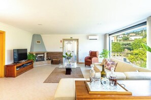 Smart TV, lareira, DVD player, pebolim