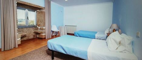 6 dormitoris, escriptori i planxa i posts de planxar