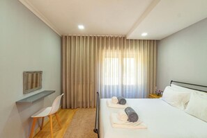 6 chambres, bureau, fer et planche à repasser, lit parapluie