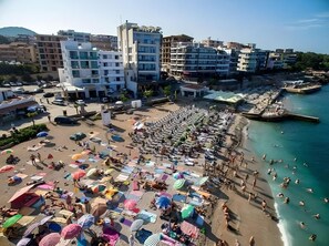 حافلة نقل من وإلى الشاطئ مجانًا، مناشف للشاطئ