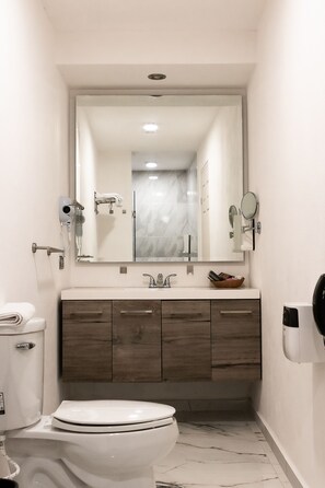 Shower, rainfall showerhead, free toiletries, hair dryer