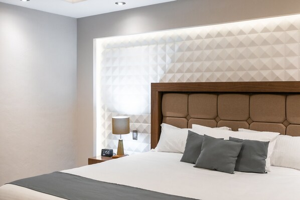 Deluxe kamer, 1 kingsize bed | 1 slaapkamer, luxe beddengoed, donsdekens, pillowtop-bedden