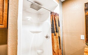 Shower, towels - Modern constructed cabin close to Windrock trails! (Rocky Top)