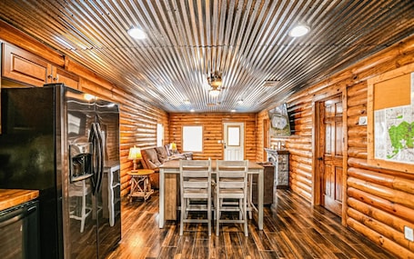 Interior. Modern constructed cabin close to Windrock trails!