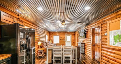 Modern constructed cabin close to Windrock trails!