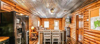 Modern constructed cabin close to Windrock trails!
