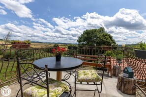 Outdoor dining - Le Gîte à la Campagne aux Pierres Violettes (LA CHAPELLE SUR USSON)