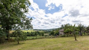 Property grounds - Le Gîte à la Campagne aux Pierres Violettes (LA CHAPELLE SUR USSON)