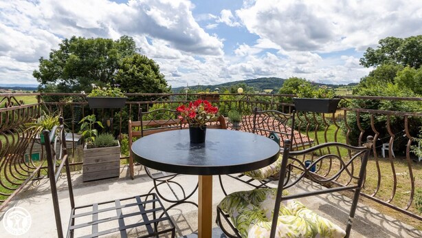 Outdoor dining - Le Gîte à la Campagne aux Pierres Violettes (LA CHAPELLE SUR USSON)