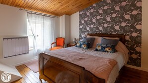 Room - Le Gîte à la Campagne aux Pierres Violettes (LA CHAPELLE SUR USSON)