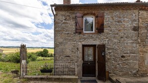 Exterior detail - Le Gîte à la Campagne aux Pierres Violettes (LA CHAPELLE SUR USSON)
