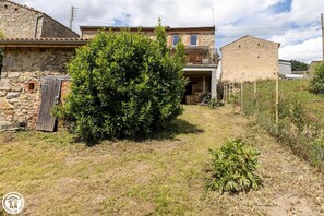 Exterior - Le Gîte à la Campagne aux Pierres Violettes (LA CHAPELLE SUR USSON)