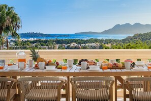 Outdoor dining - VILLA BONJOUR (Puerto Pollensa)