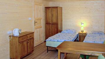 1 habitación, cuna de viaje y ropa de cama