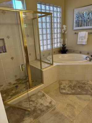 Serviettes fournies, savon, shampooing, papier de toilette