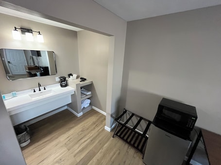 Habitación superior, 1 cama de matrimonio grande | Baño | Ducha, secador de pelo, toallas y jabón. Valley Inn and Suites