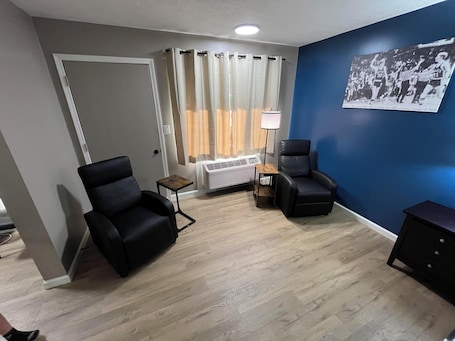 Suite presidencial, 1 habitación, cocina básica | Zona de estar | Televisión de pantalla plana de 40 pulgadas con canales por satélite. Valley Inn and Suites