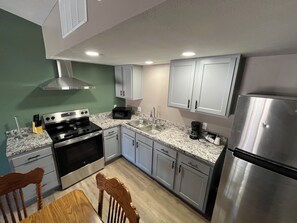 Signature Suite, 1 Bedroom, Kitchenette | Private kitchenette - Valley Inn and Suites (French Lick)