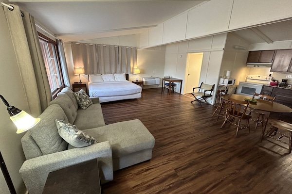 Quarto executivo, 1 cama King e sofá-cama, cozinha americana | Camas com colchões de espuma com sistema de memória, Wi-Fi de cortesia