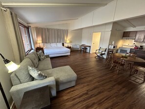 Executive Room, 1 King Bed with Sofa bed, Kitchenette