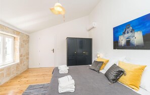 3 bedrooms, travel cot, free WiFi, bed sheets