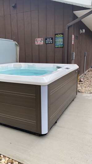 Outdoor spa tub - Adult Themed Cabin w/ Hot Tub (Idlewild)