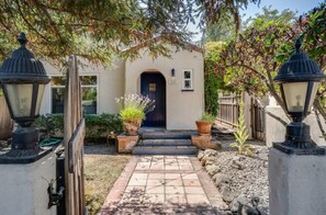 Exterior detail - Lovely Palo Alto Cottage ~ Near Stanford, tech companies (Palo Alto)