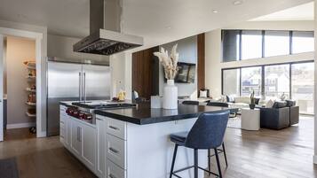 Refrigerador, microondas, horno, placa de cocina