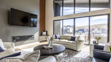 Een smart-tv en een open haard