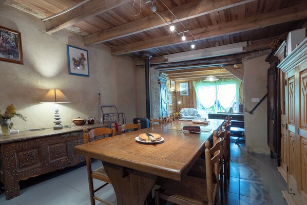 Dining - Cottage 'Gîte D'étape' with Shared Garden and Wi-Fi (Saint-Tugdual)