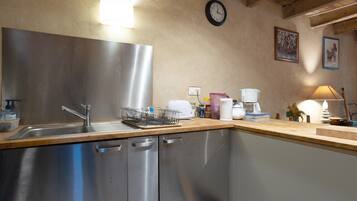 Køleskab, mikrobølgeovn, ovn, kogeplade