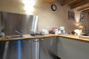 Fridge, microwave, oven, stovetop - Cottage 'Gîte D'étape' with Shared Garden and Wi-Fi (Saint-Tugdual)