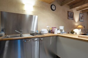 Fridge, microwave, oven, stovetop - Cottage 'Gîte D'étape' with Shared Garden and Wi-Fi (Saint-Tugdual)