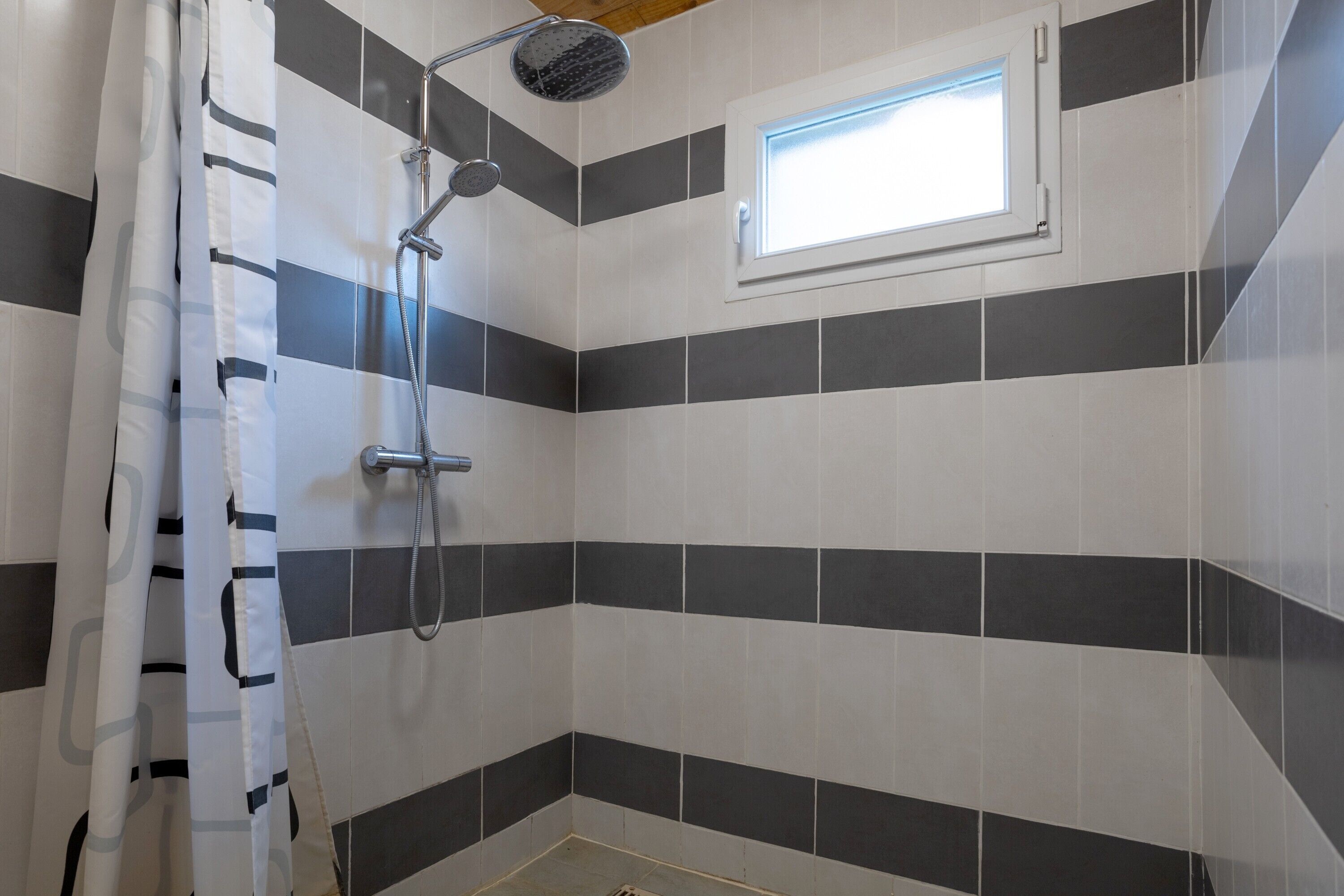 Een douche, handdoeken