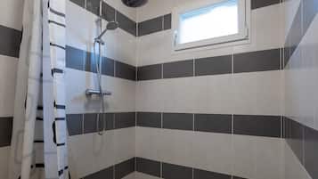 Een douche, handdoeken