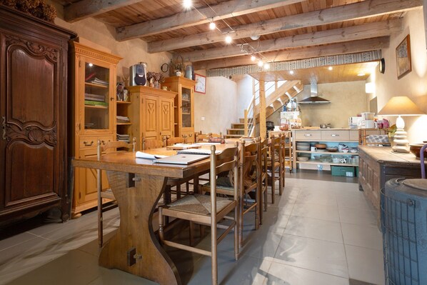 Dining - Cottage 'Gîte D'étape' with Shared Garden and Wi-Fi (Saint-Tugdual)