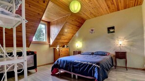 2 bedrooms, iron/ironing board, free WiFi, bed sheets - House 'Gite Les Deux Pins De Trémel' with Private Pool, Private Terrace, and Wi-Fi (Quédillac)