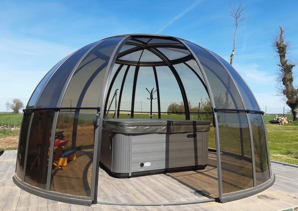 Bain à remous extérieur