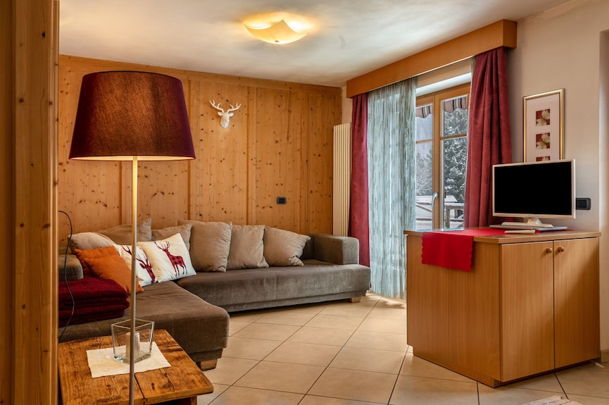 Pordoi Apartment With Mountain View, Private Terrace, And Wi-fi - Campitello di Fassa