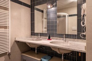 Dusche, Haartrockner, Handtücher