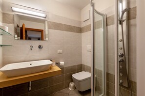 Douche, sèche-cheveux, serviettes fournies