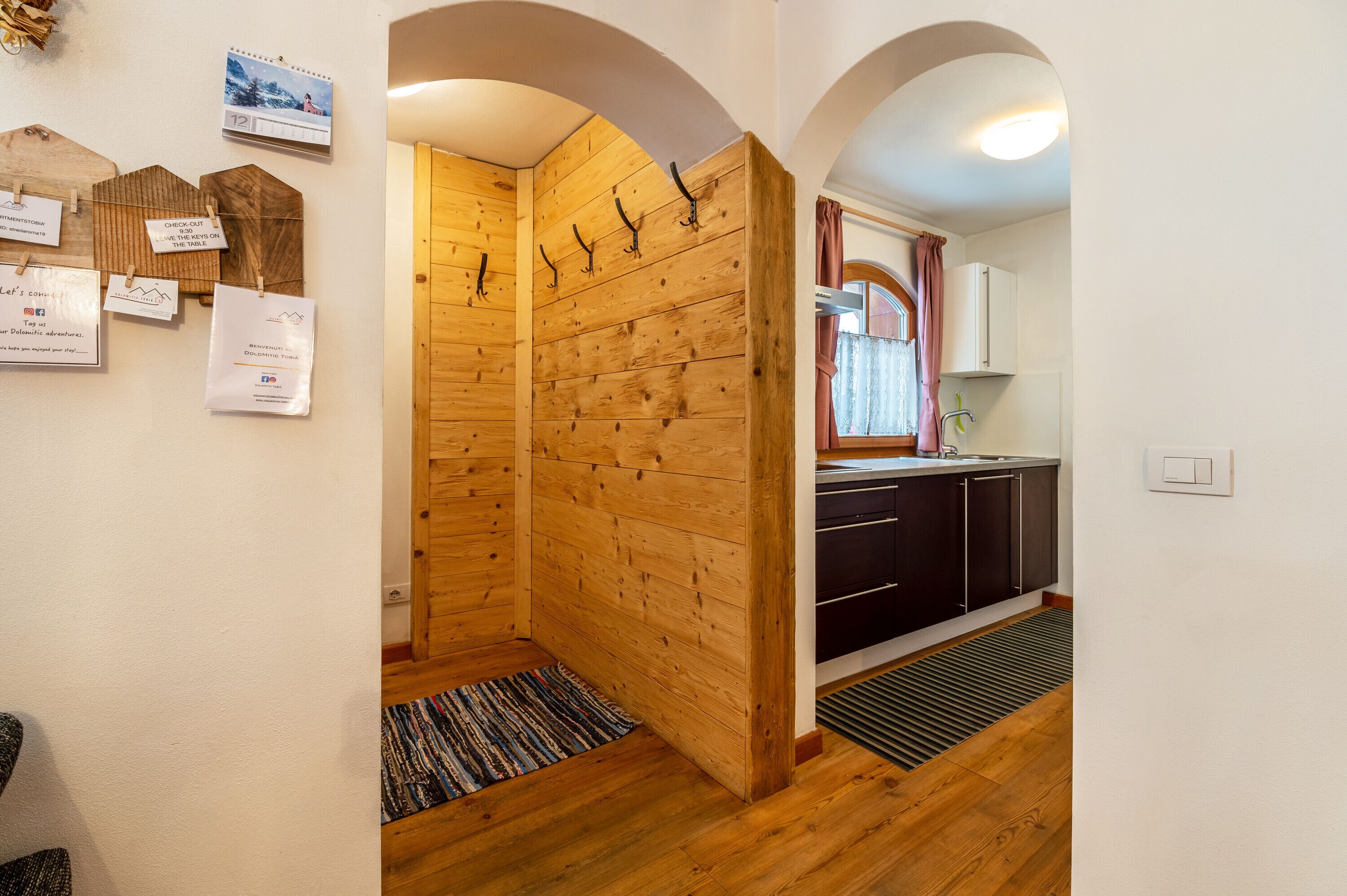 Kjøleskap, ovn, kokeplater og oppvaskmaskin