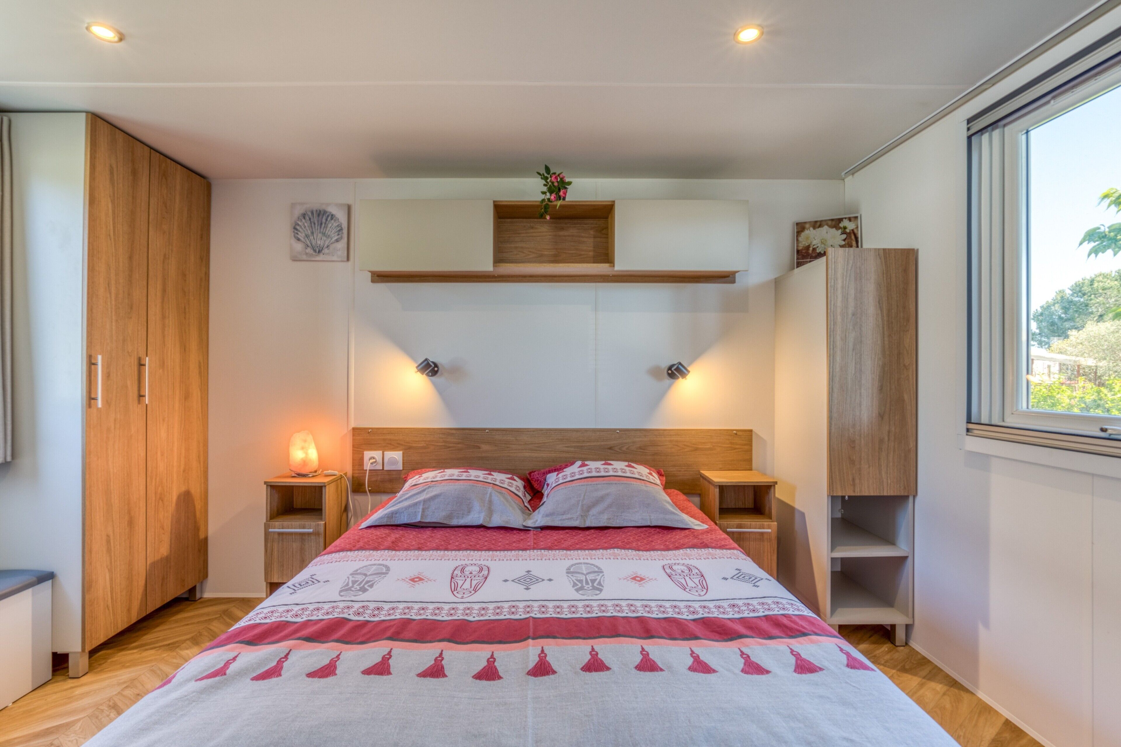 2 bedrooms, bed sheets