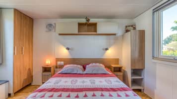 2 bedrooms, bed sheets