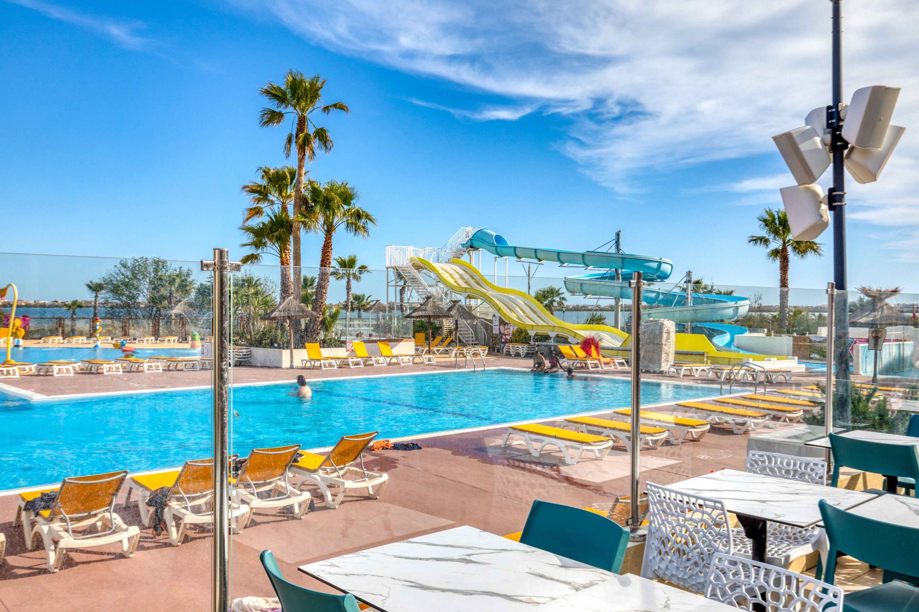 حمّام سباحة مُدفَّأ