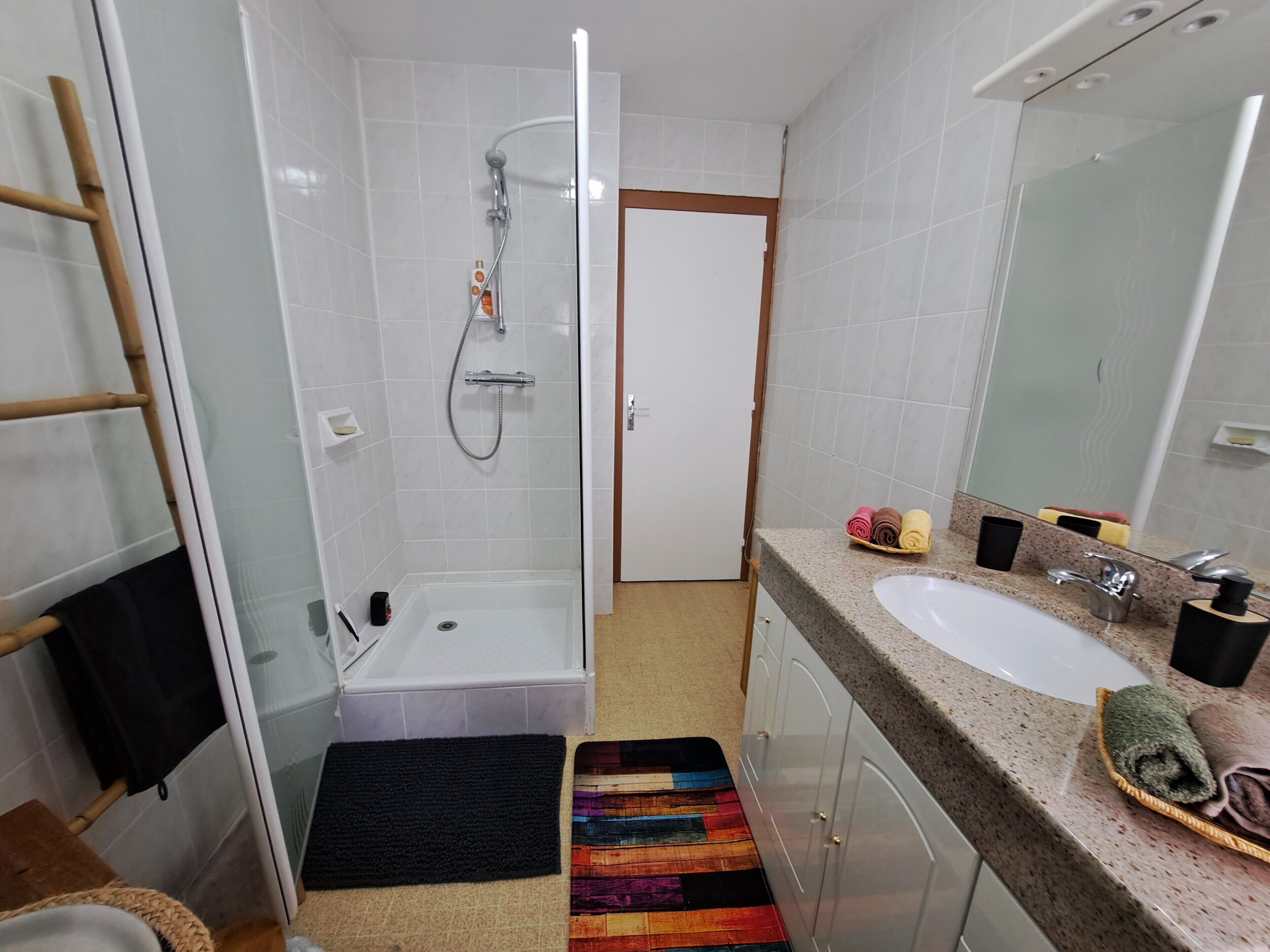 Een douche, een haardroger, handdoeken